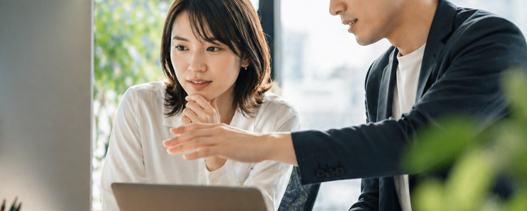 担当者が画面を見せて説明する様子