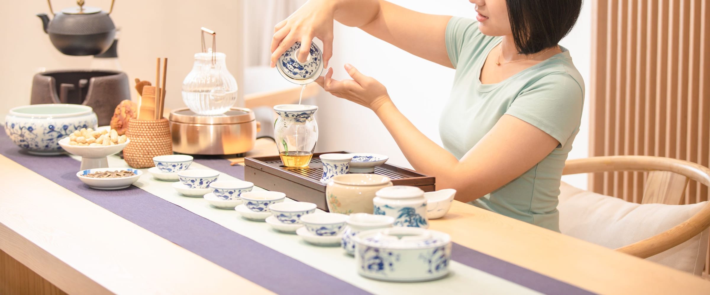 明るい室内でお茶の支度をする様子
