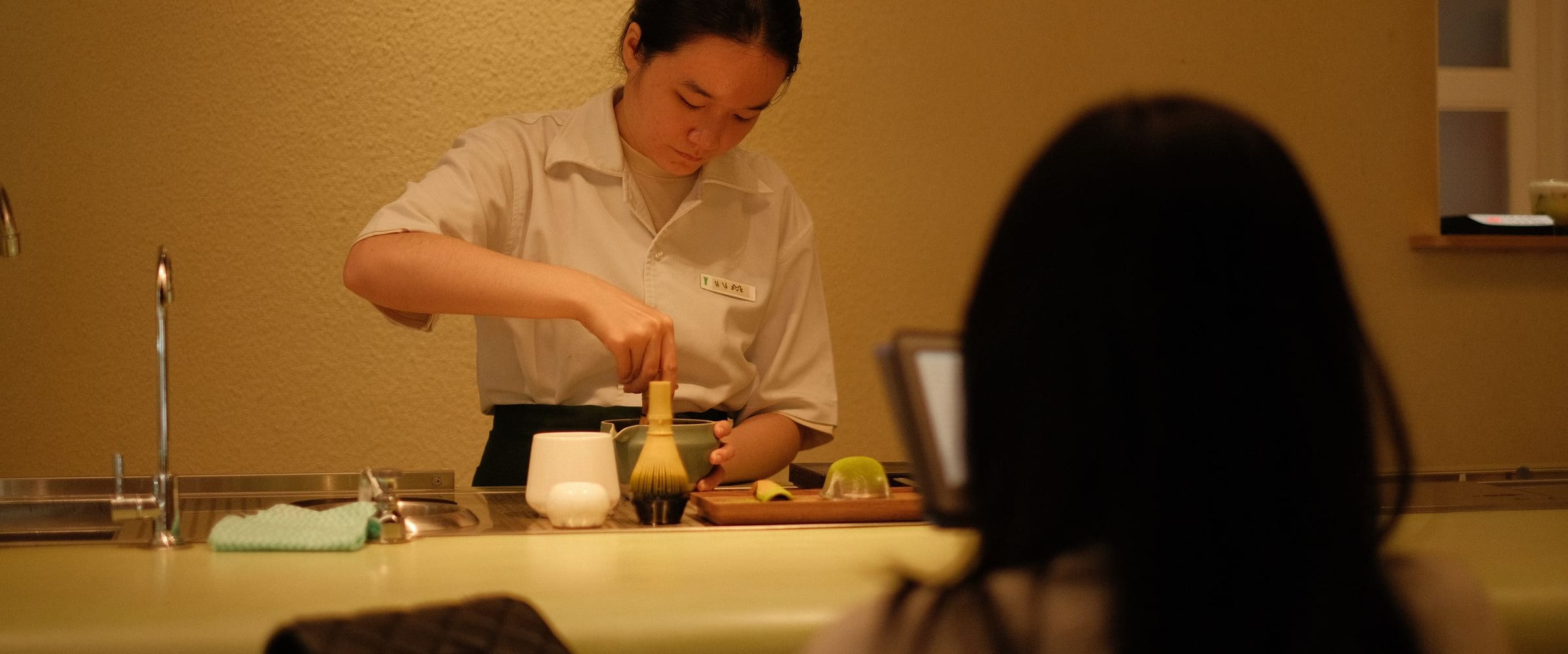 普段の服装でお茶を点てる様子