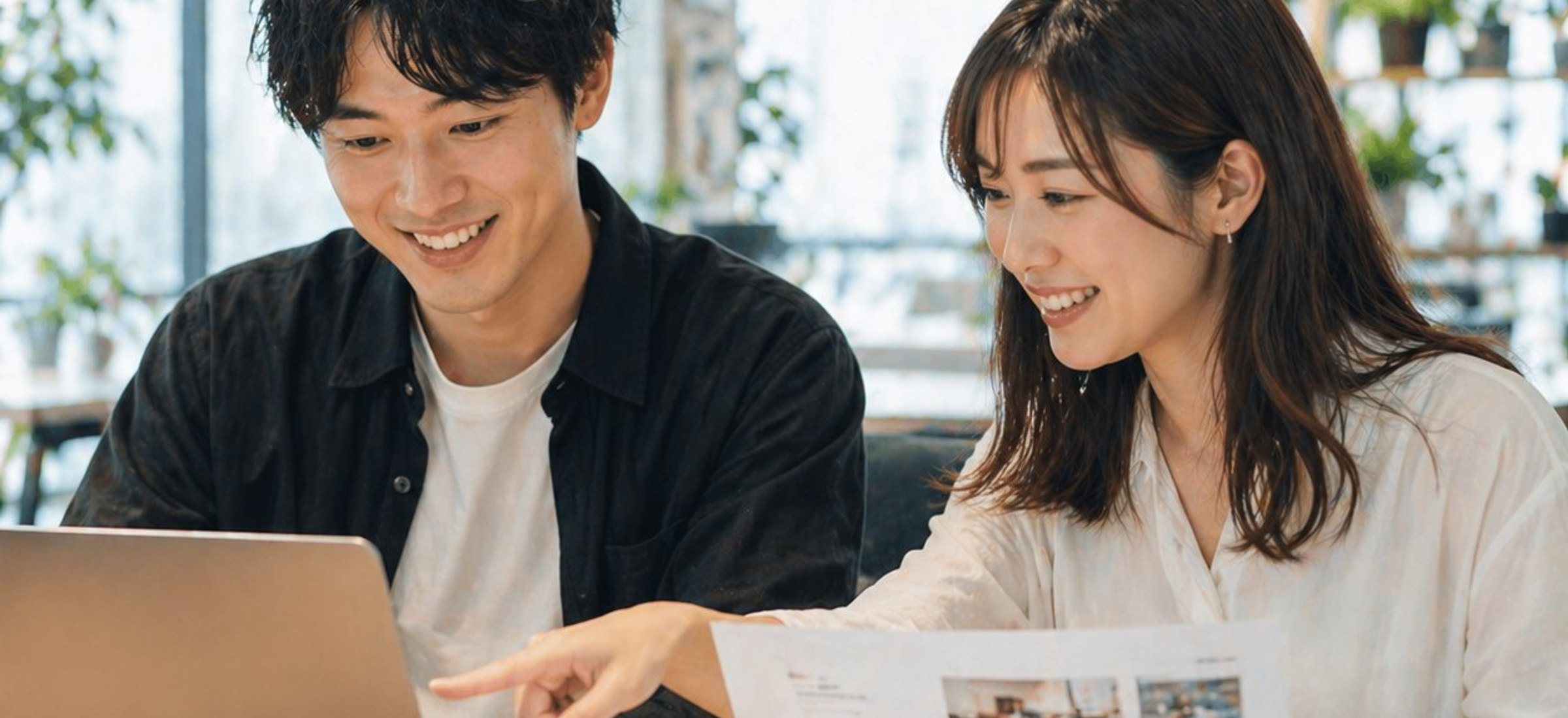 資料を見ながら話すメンバーの様子